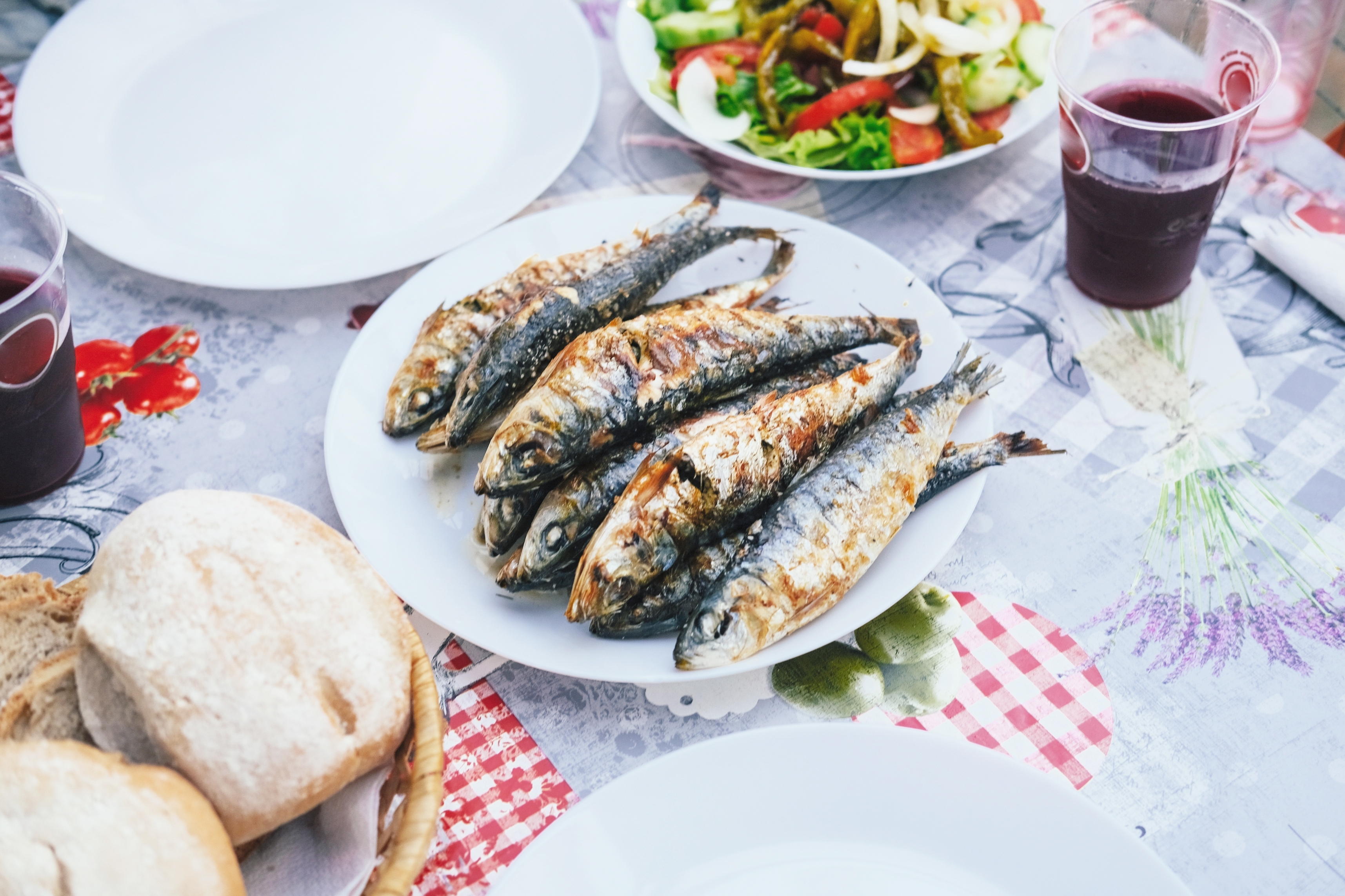 Traditionel portugisisk frokost med grillede sardiner, brød, salat og sangria serveret under San Antonio festivalen i Alfama-kvarteret i Lissabon