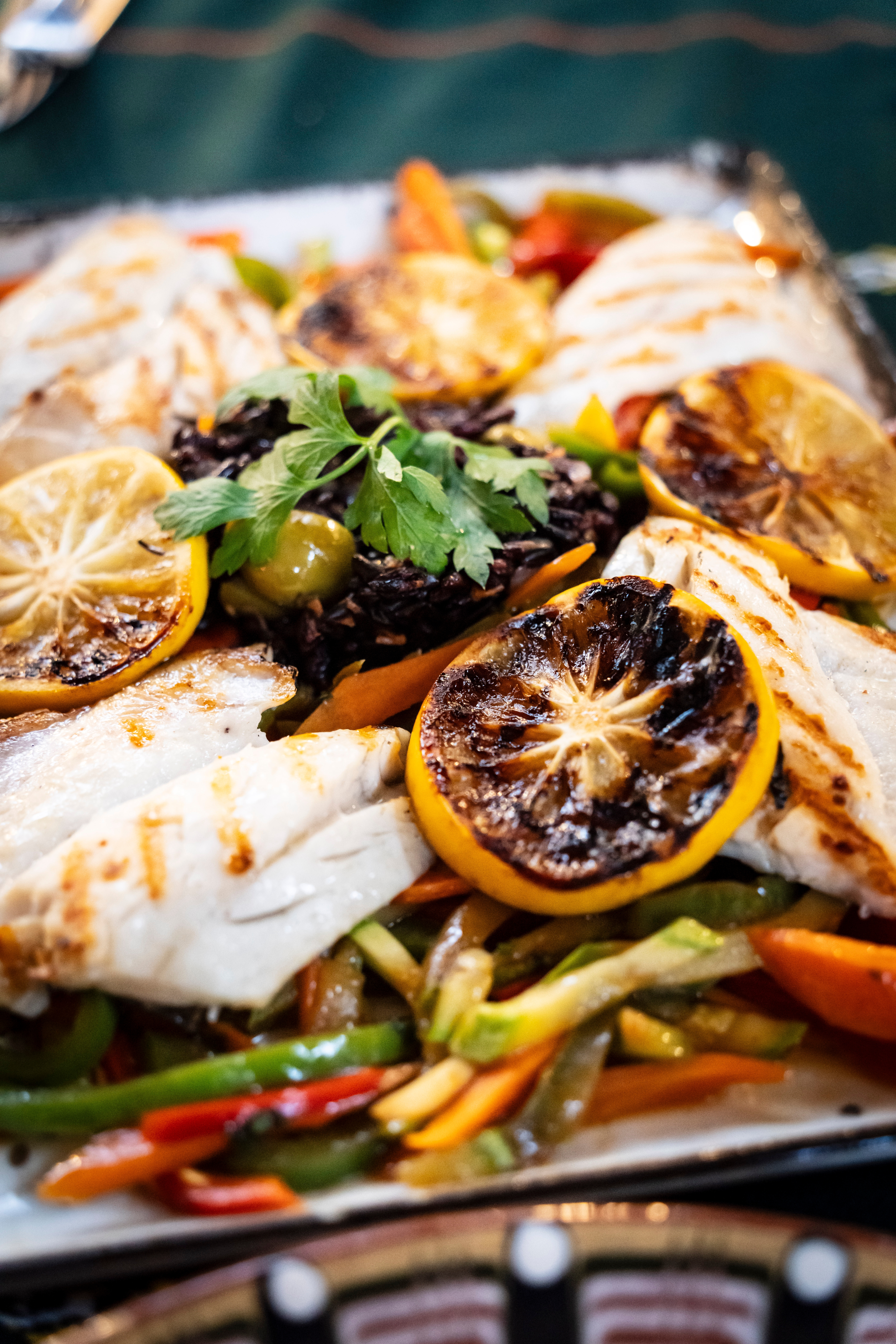 Grillet fisk med stegte citronskiver og grøntsager - autentisk middelhavskøkken