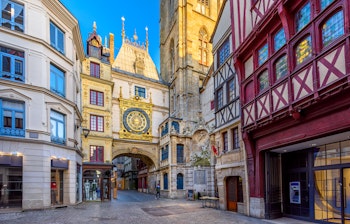 Det historiske Gros-Horloge astronomiske ur på en charmerende gade i middelalderbyen Rouen, Normandiet