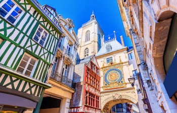 Det berømte Gros-Horloge astronomiske ur fra 1300-tallet i Rouen med sine karakteristiske bindingsværkshuse og middelalderlige gader i hjertet af Normandiet, Frankrig