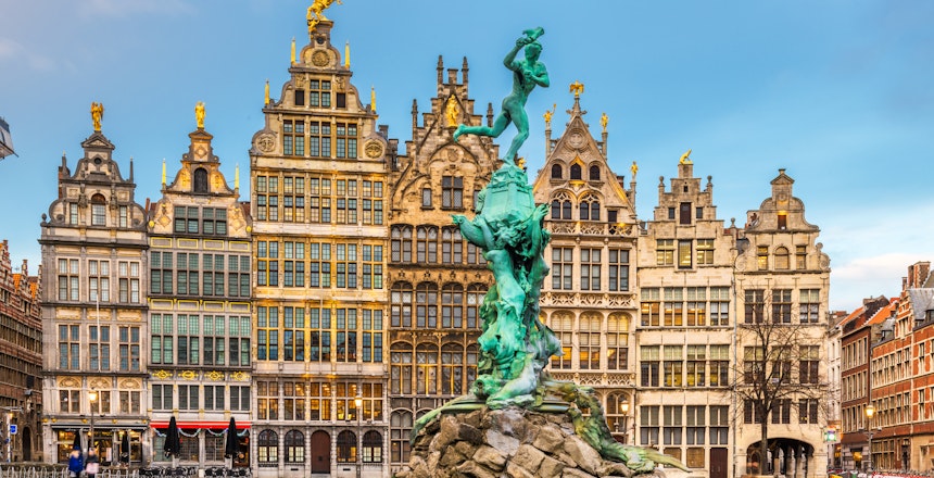 Den historiske Grote Markt i Antwerpen, Belgien, oplyst i aftenskumringen med smukke gildehuse og klassisk arkitektur