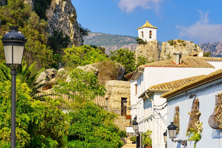 Den charmerende hvide bjerglandsby Guadalest på klippetop i Alicante-provinsen, Costa Blanca, Spanien