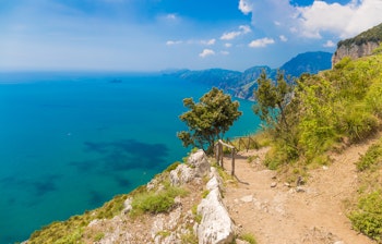 Spektakulær udsigt fra Gudernes Sti (Path of the Gods) på Amalfikysten med azurblåt Middelhav, dramatiske klipper og snoede vandrestier i Campania-regionen i Italien