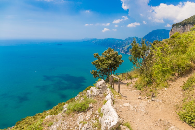 Spektakulær udsigt fra Gudernes Sti (Path of the Gods) på Amalfikysten med azurblåt Middelhav, dramatiske klipper og snoede vandrestier i Campania-regionen i Italien