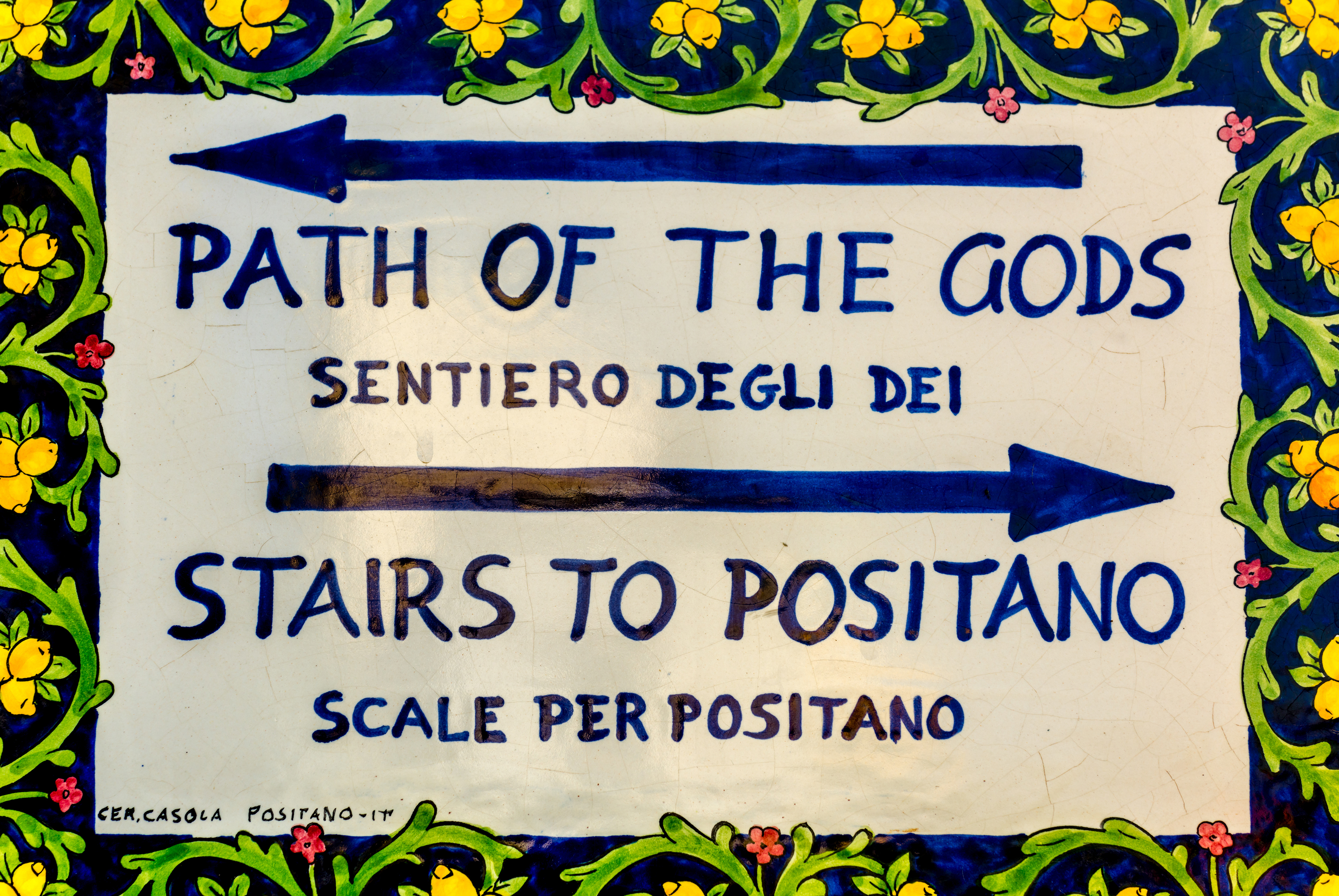 Vejskilt til Gudernes Sti og trapper til Positano på Amalfikysten Italien