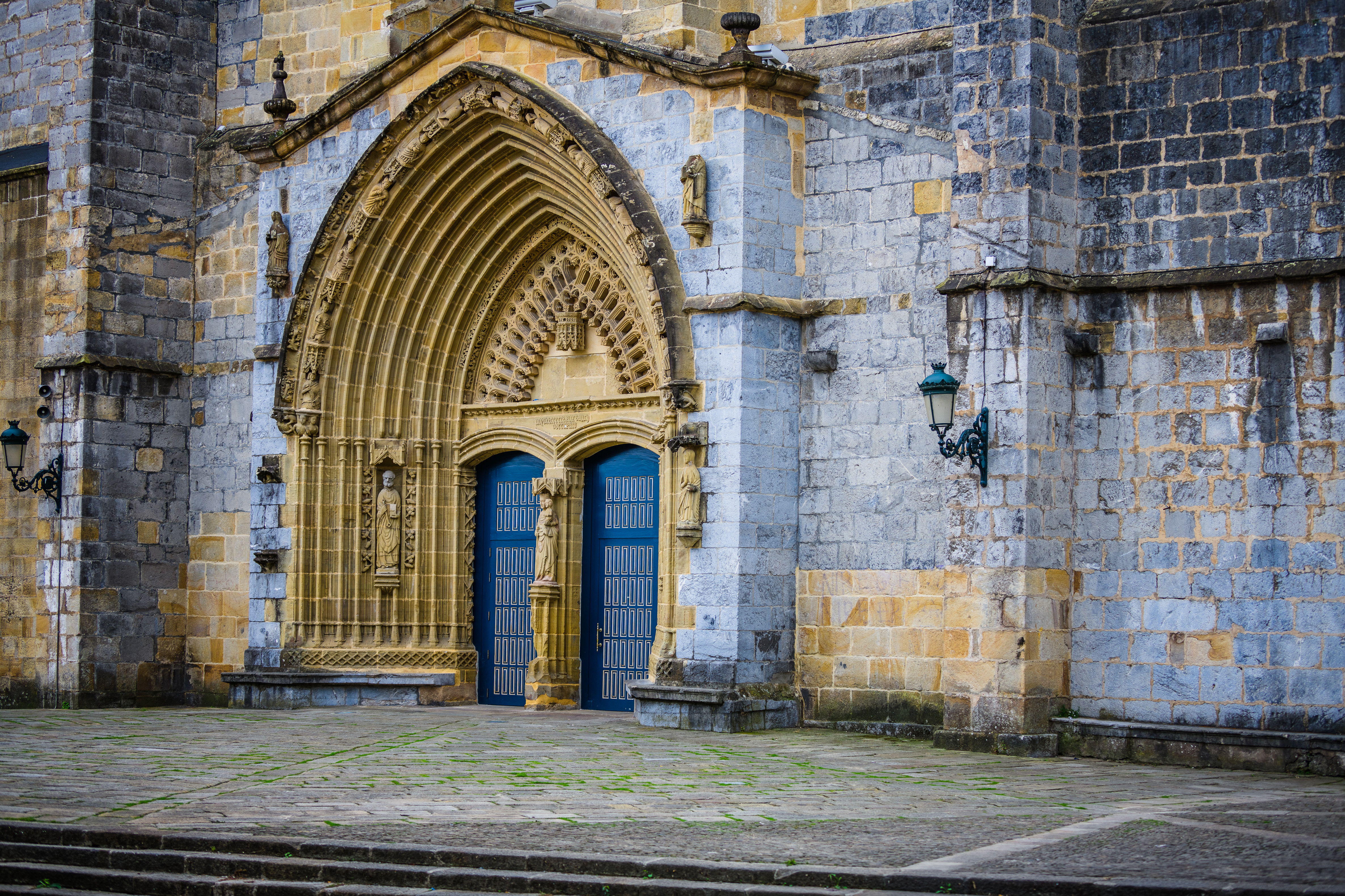 Historiske gadeskitser fra Guernica i Baskerlandet, Nordspanien, med traditionel arkitektur og maleriske bygninger