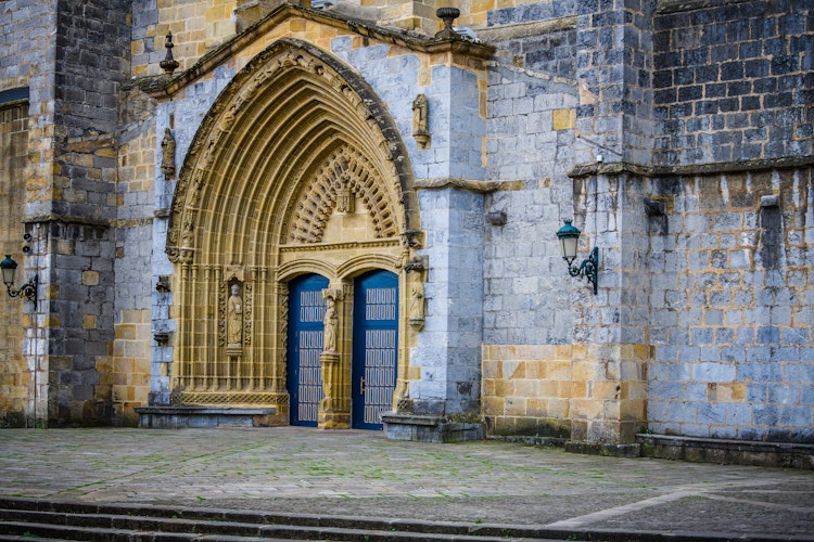 Historiske gadeskitser fra Guernica i Baskerlandet, Nordspanien, med traditionel arkitektur og maleriske bygninger