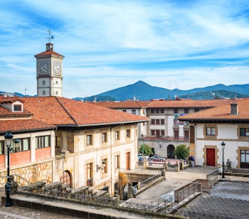 Historisk plads i Guernica med Santa Maria kirken - den baskiske by kendt for bombningen der inspirerede Picassos berømte maleri