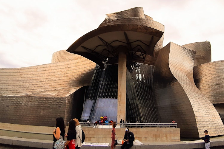 Det ikoniske Guggenheim Museum i Bilbao med sin imponerende moderne arkitektur og karakteristiske titaniumfacade, en populær turistattraktion i Nordspanien