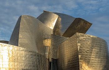 Det berømte Guggenheim Museum i Bilbao med sin karakteristiske arkitektur designet af Frank Gehry - en populær turistattraktion i Baskerlandet, Spanien