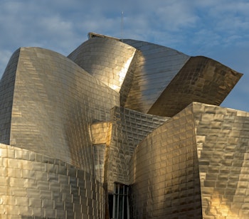 Det berømte Guggenheim Museum i Bilbao med sin karakteristiske arkitektur designet af Frank Gehry - en populær turistattraktion i Baskerlandet, Spanien