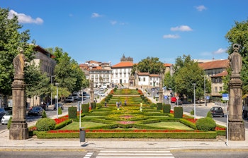Historisk barok haveplads i Guimarães Portugal med ornamentale anlæg og traditionel portugisisk arkitektur