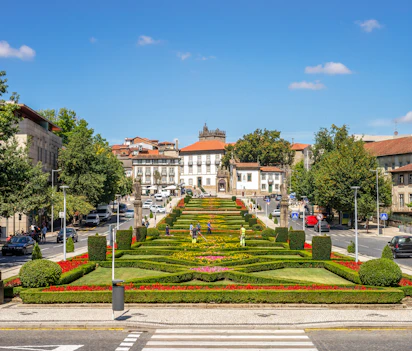 Historisk barok haveplads i Guimarães Portugal med ornamentale anlæg og traditionel portugisisk arkitektur