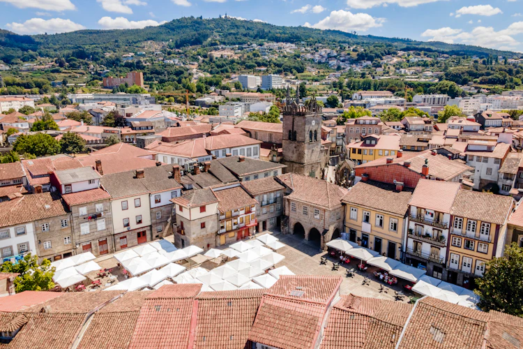 Luftudsigt over Guimarães' historiske centrum med charmerende middelalderlig arkitektur og traditionelle pladser på haverejse til Nordportugal