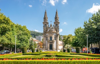 Historisk barokkirke med tvillingetaarne og formelle haver i Guimaraes Portugal