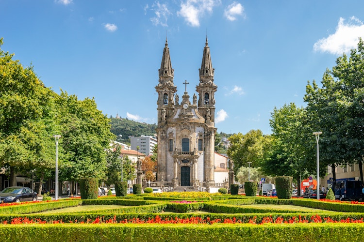 Historisk barokkirke med tvillingetaarne og formelle haver i Guimaraes Portugal