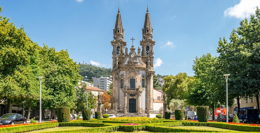 Historisk barokkirke med tvillingetaarne og formelle haver i Guimaraes Portugal