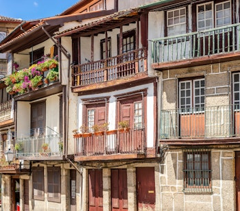 Traditionelle portugisiske huse med farverige træbalkoner i historiske Guimarães Portugal