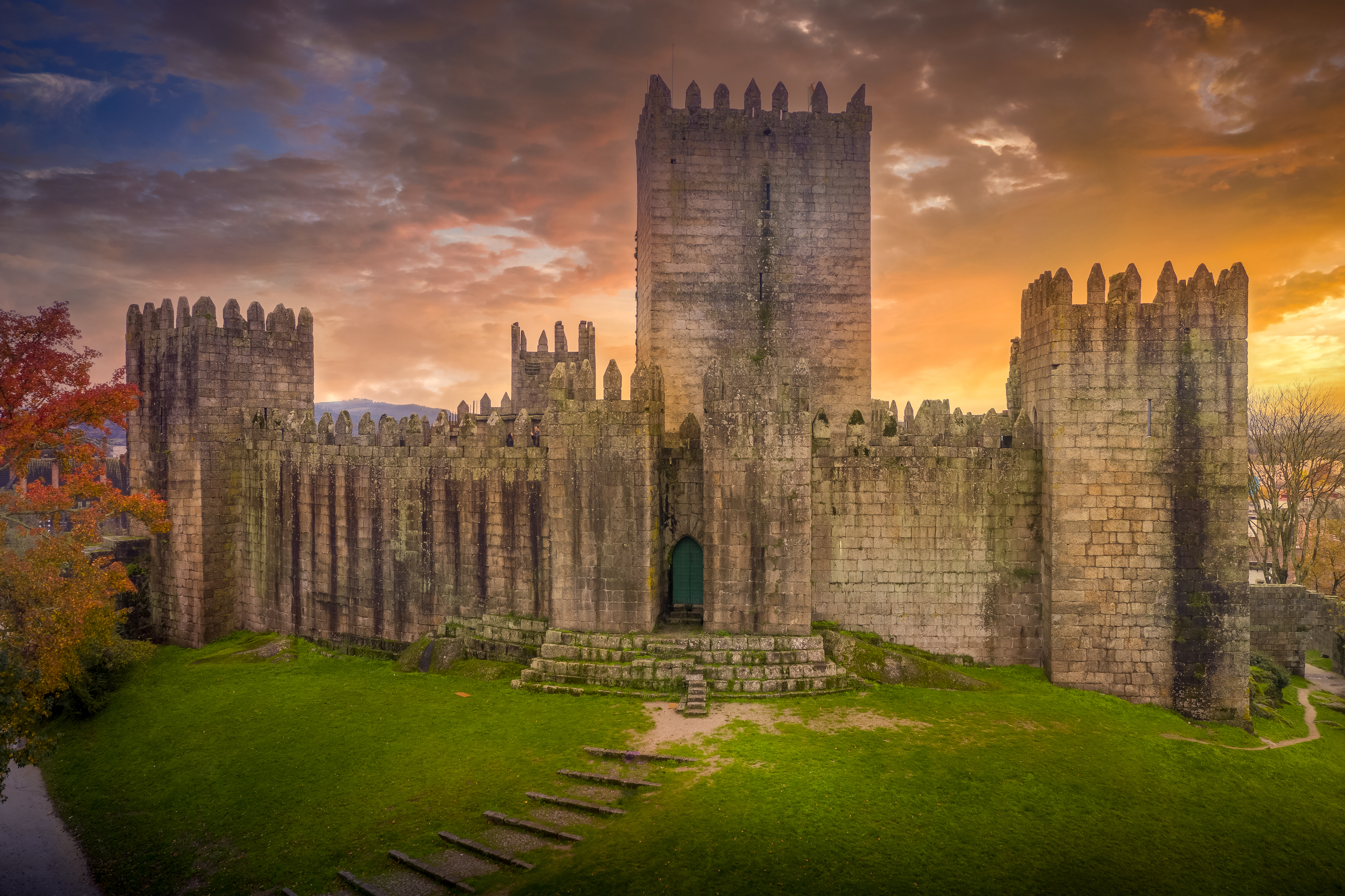Middelalderborg Guimarães Slot med dramatisk solnedgang i det nordlige Portugal
