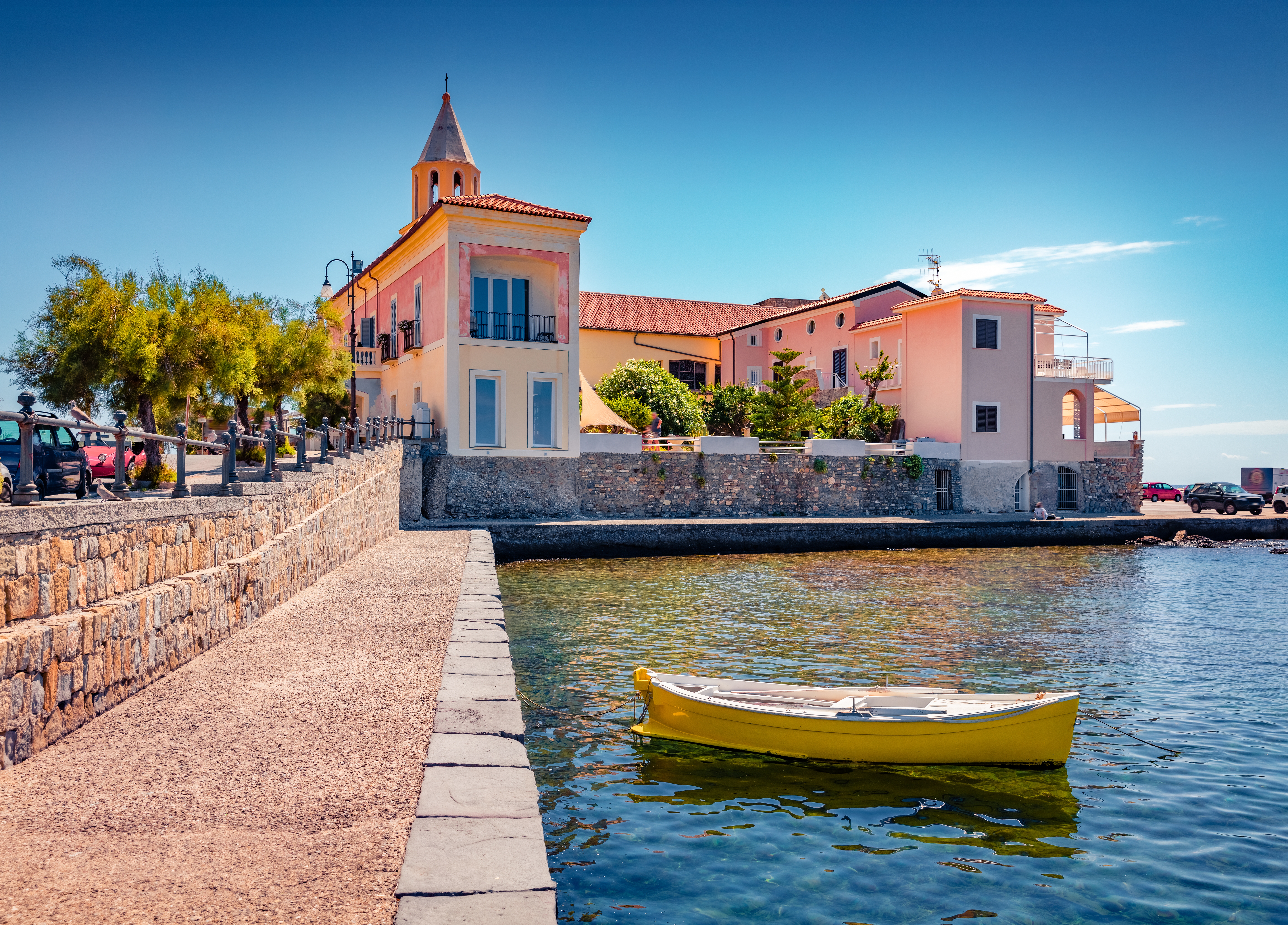 Gul fiskerbåd ved den maleriske havn i Acciaroli, en charmerende kystby i Cilento-regionen, kendt for sin skønhed og som et af Hemingways yndlingssteder i Syditalien