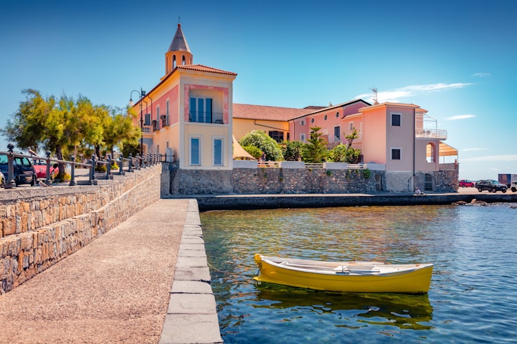 Gul fiskerbåd ved den maleriske havn i Acciaroli, en charmerende kystby i Cilento-regionen, kendt for sin skønhed og som et af Hemingways yndlingssteder i Syditalien
