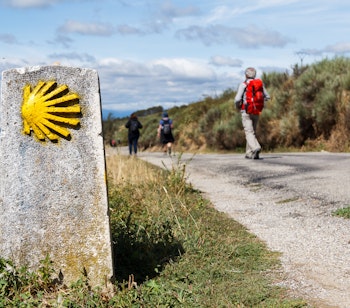 Gul muslingeskal der markerer pilgrimsruten Camino de Santiago mod Santiago de Compostela i Spanien