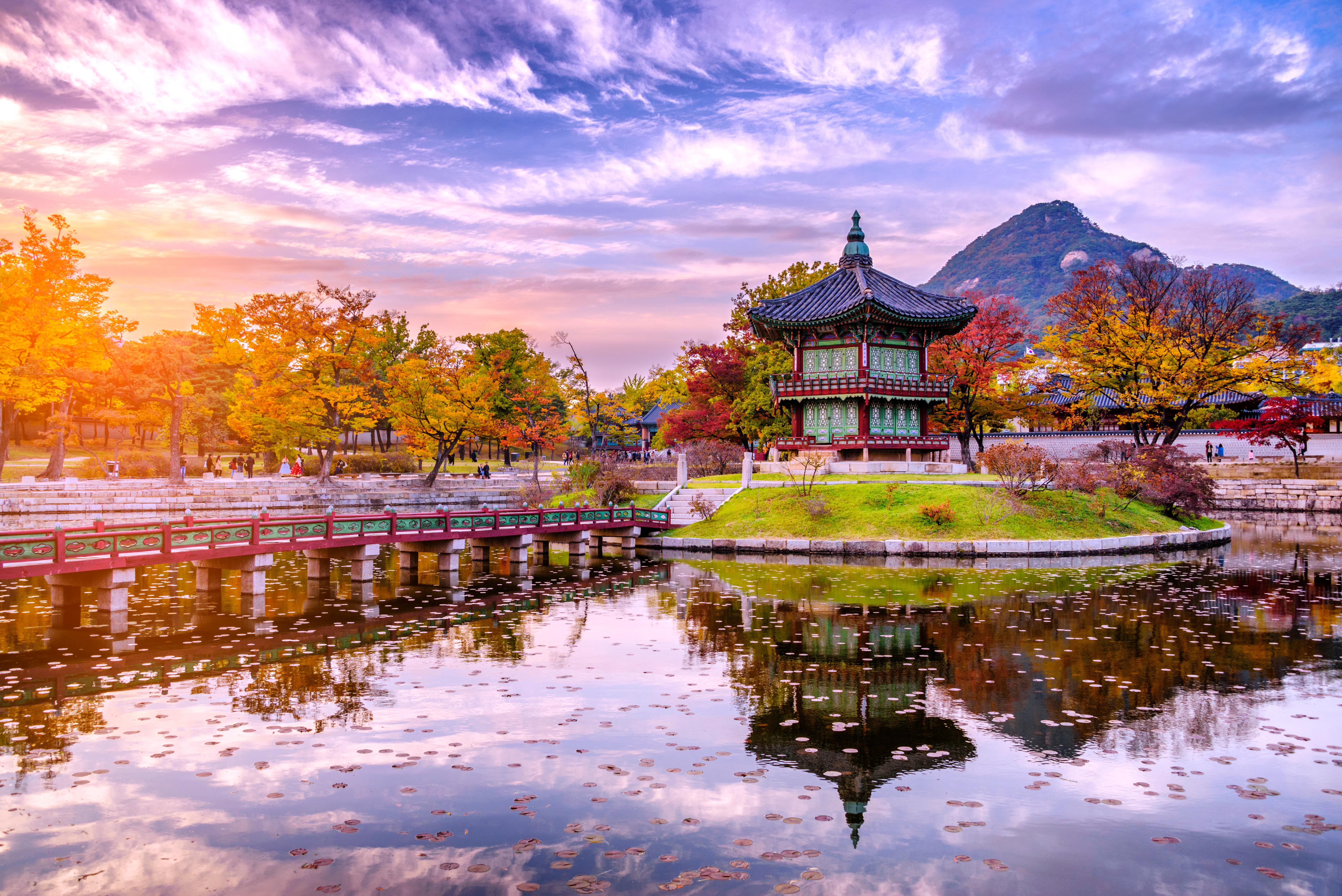 Traditionel vandpavillon i Gyeongbokgung-paladset med smuk efterårsrefleksion ved solnedgang i Seoul, Sydkorea