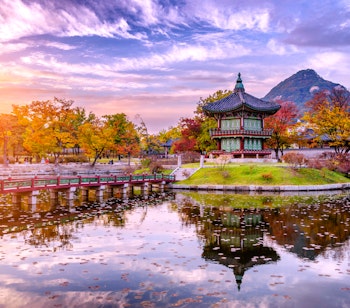 Traditionel vandpavillon i Gyeongbokgung-paladset med smuk efterårsrefleksion ved solnedgang i Seoul, Sydkorea