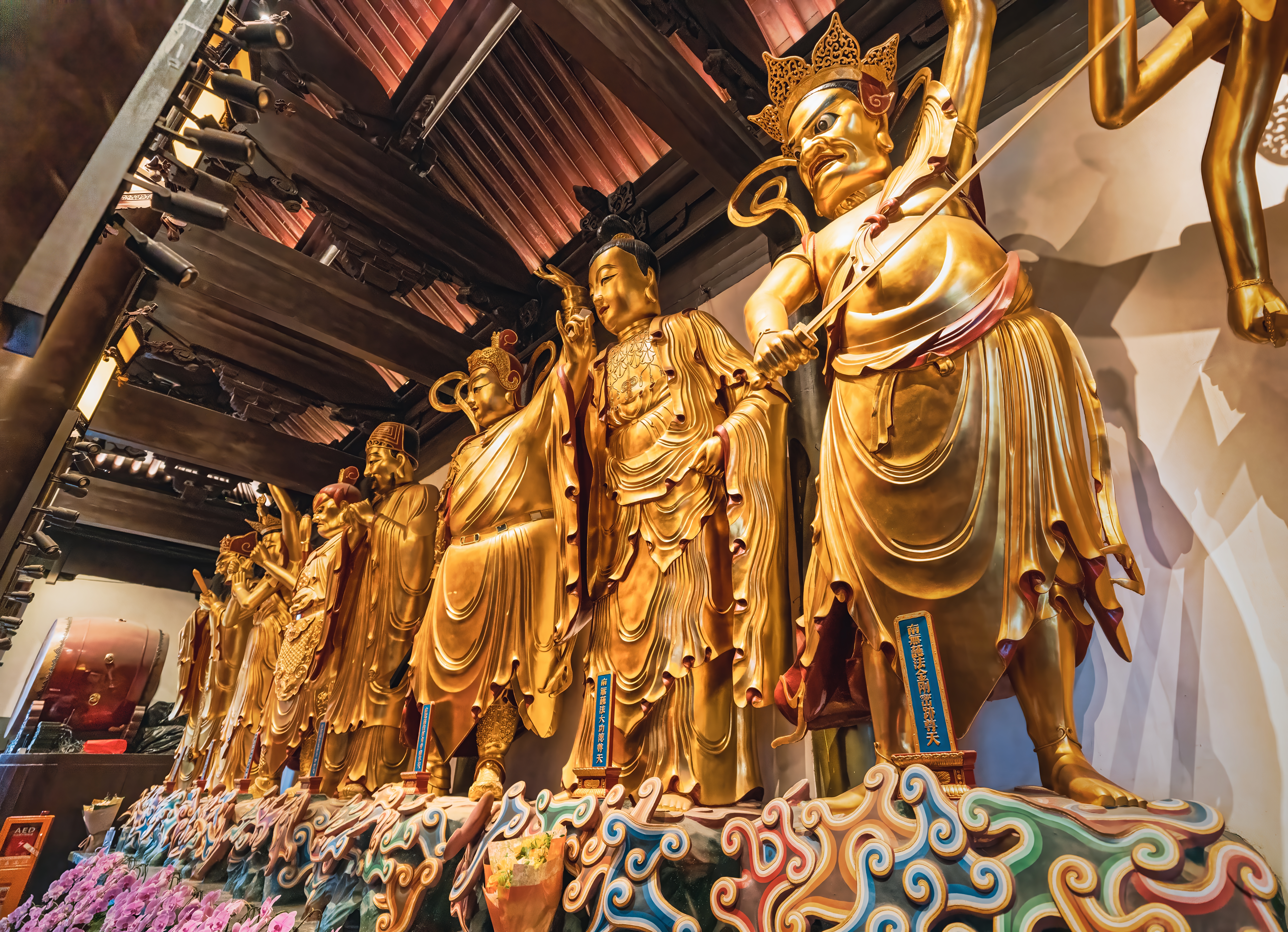 Gyldne Buddha-statuer i det historiske Jade Buddha Tempel i Shanghai, Kina