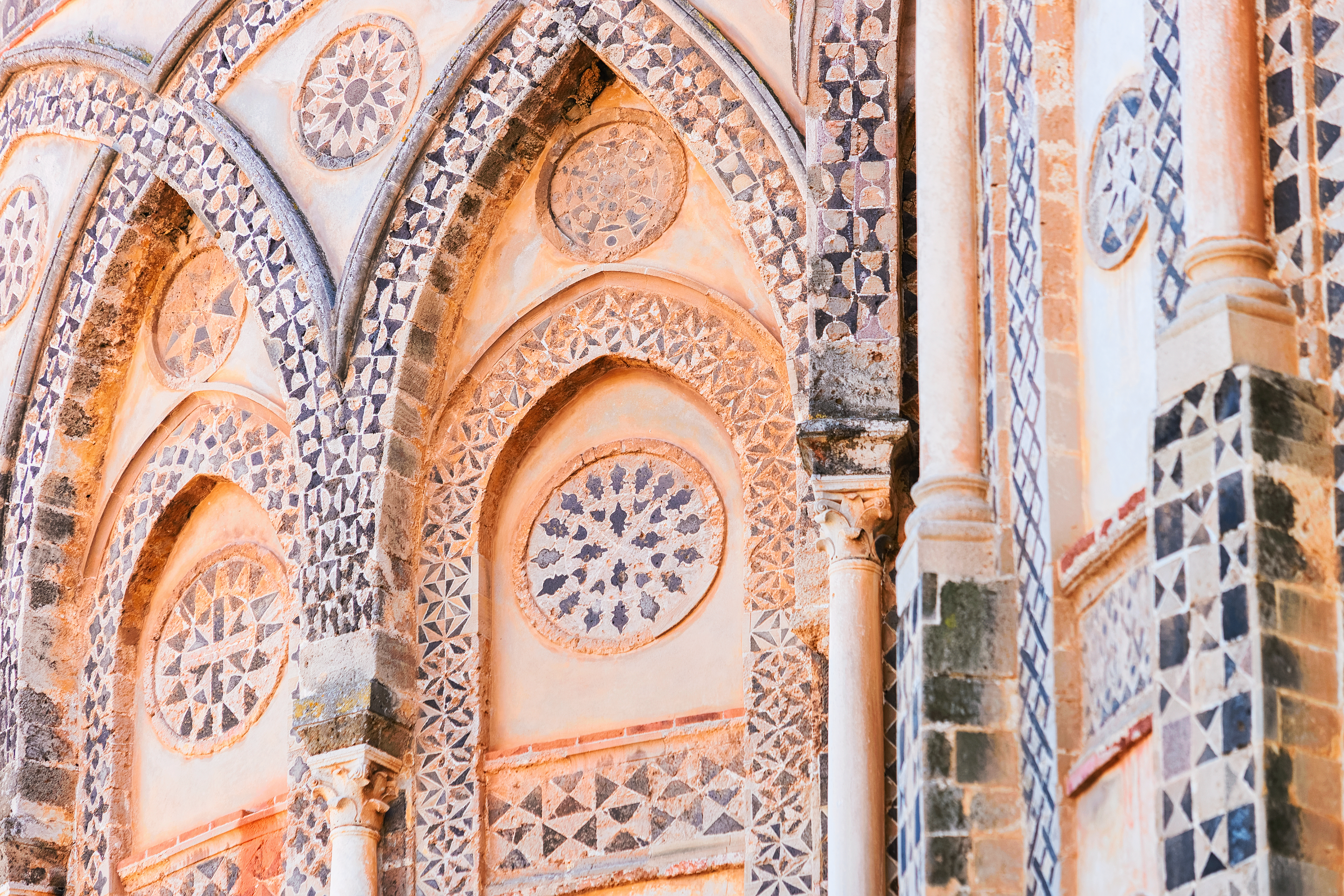 Imponerende guldbelagte mosaikker på væggen i Monreale Katedralen på Sicilien, et UNESCO verdensarvssted med arabisk-normannisk arkitektur fra 1100-tallet