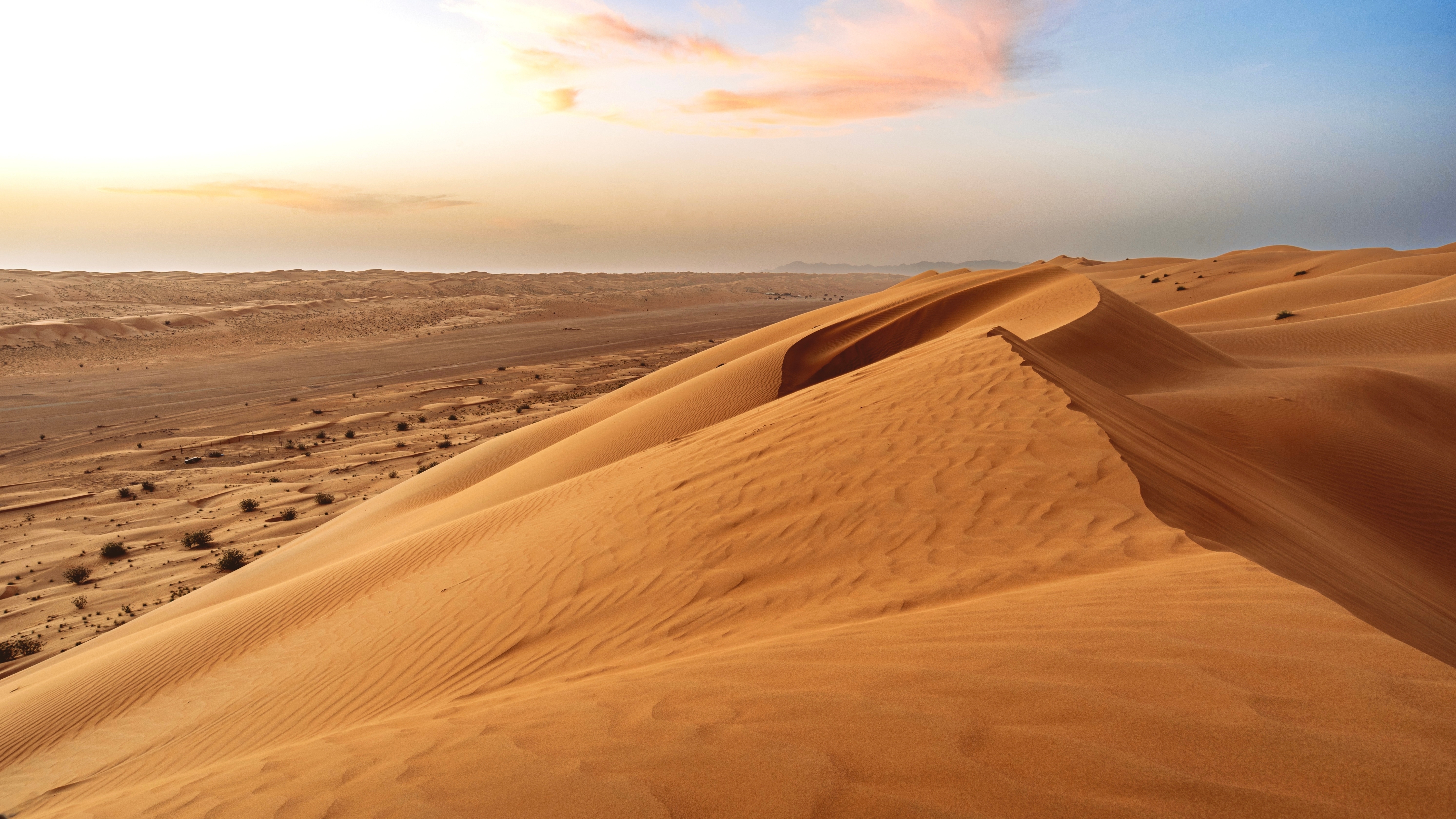 Imponerende gyldne sanddyner i Bidiyahs ørkenlandskab i Oman, perfekt til eventyrlige rejseoplevelser