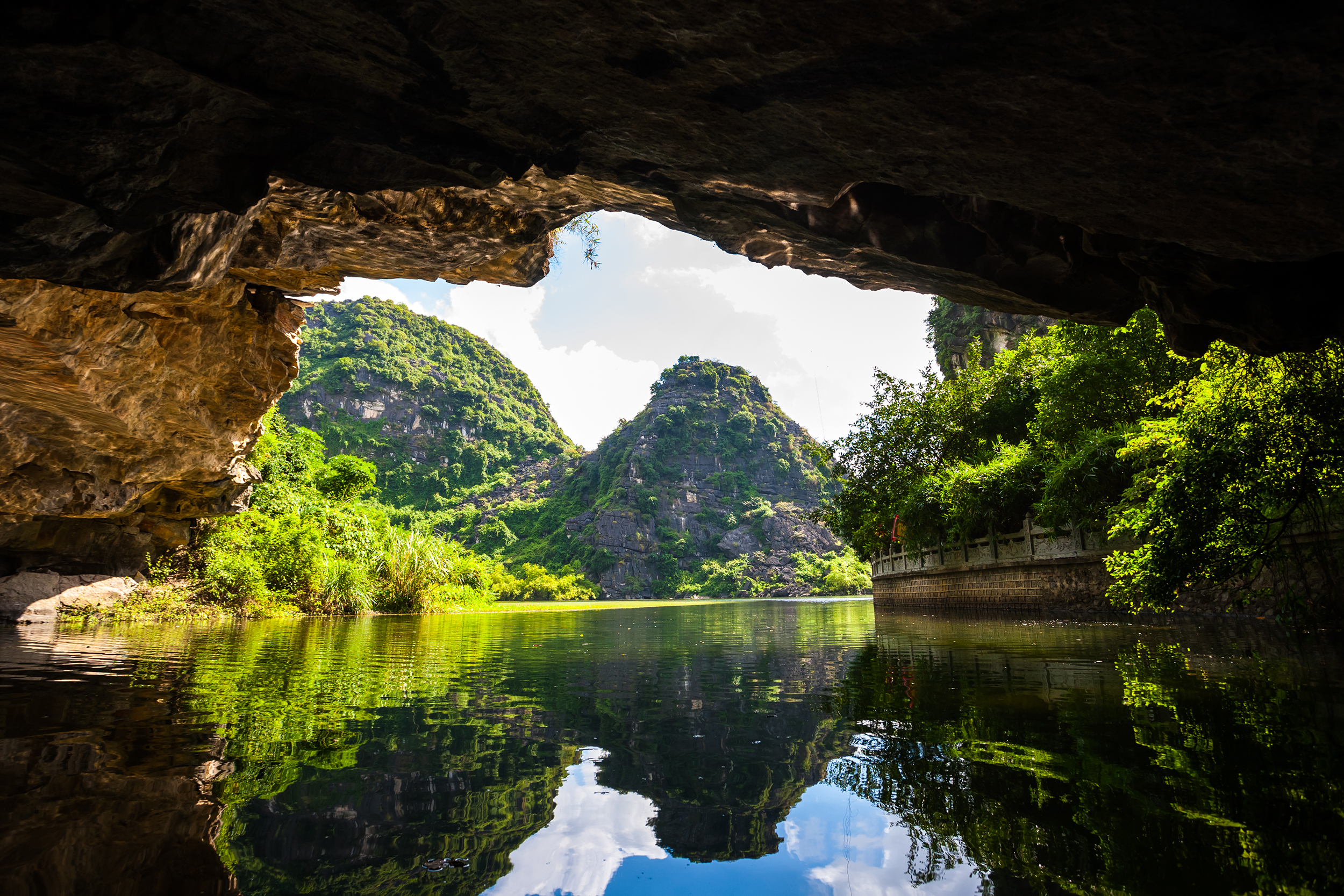 Smuk kalkstensgrotte med krystalklart vand i Ha Long Bay Vietnam
