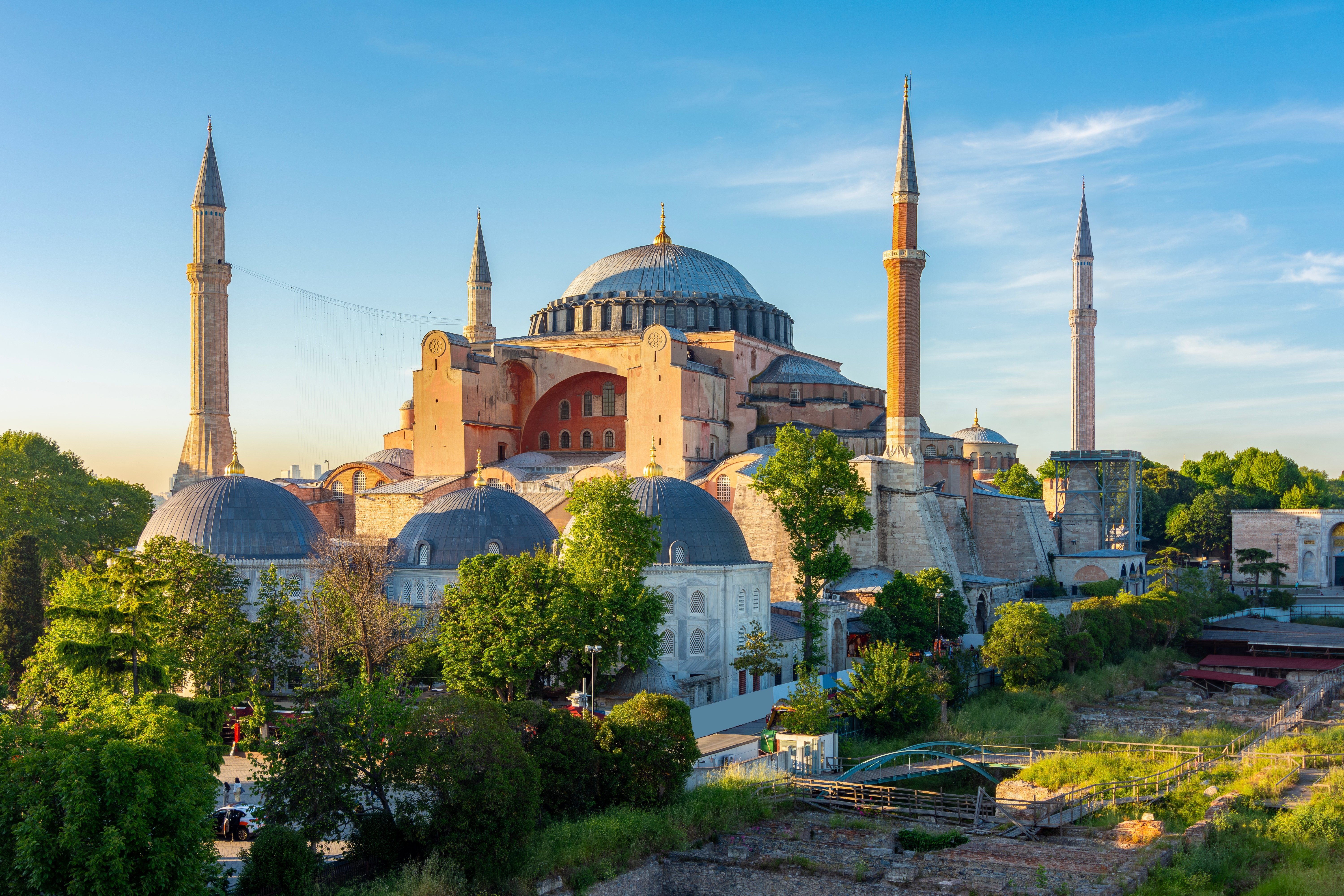 Den historiske Hagia Sophia Grand Moske med dens ikoniske kuppel og minareter ved solnedgang i Istanbul, Tyrkiet