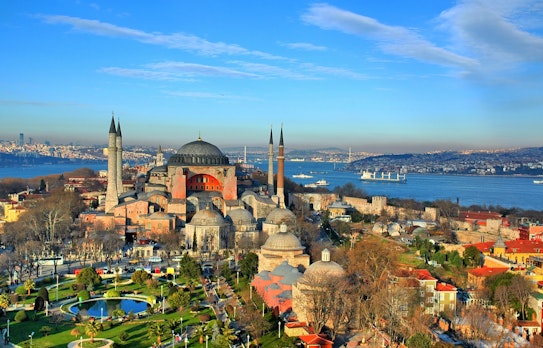 Luftudsigt over Hagia Sophia og pladsen set fra Den Blå Moskes minaret i Istanbul, et historisk vartegn med byzantinsk arkitektur