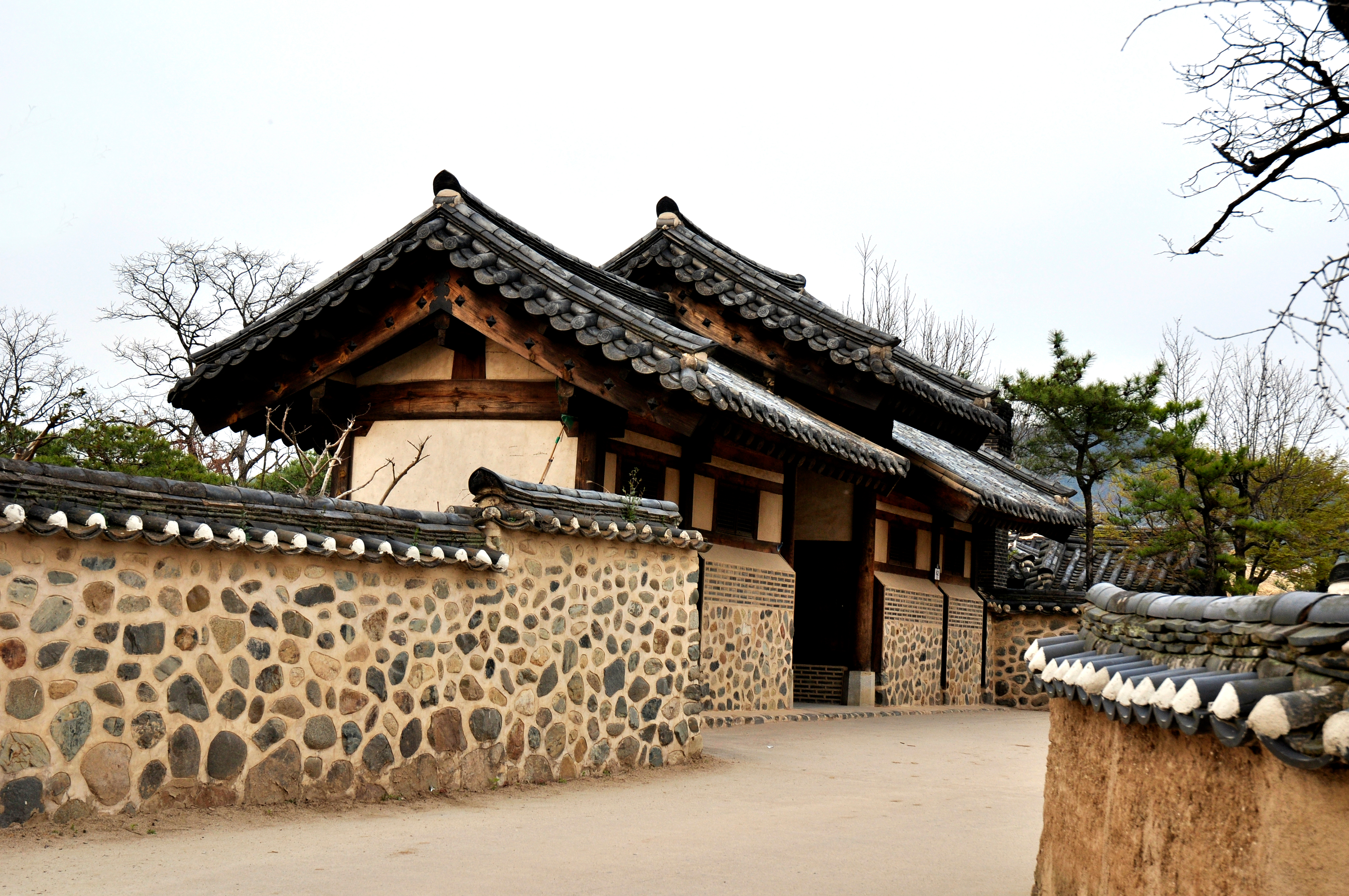 Traditionelt koreansk hanok-hus med karakteristisk buet tegltag i den historiske Hahoe Folk Village - en UNESCO verdensarv i Andong, Sydkorea