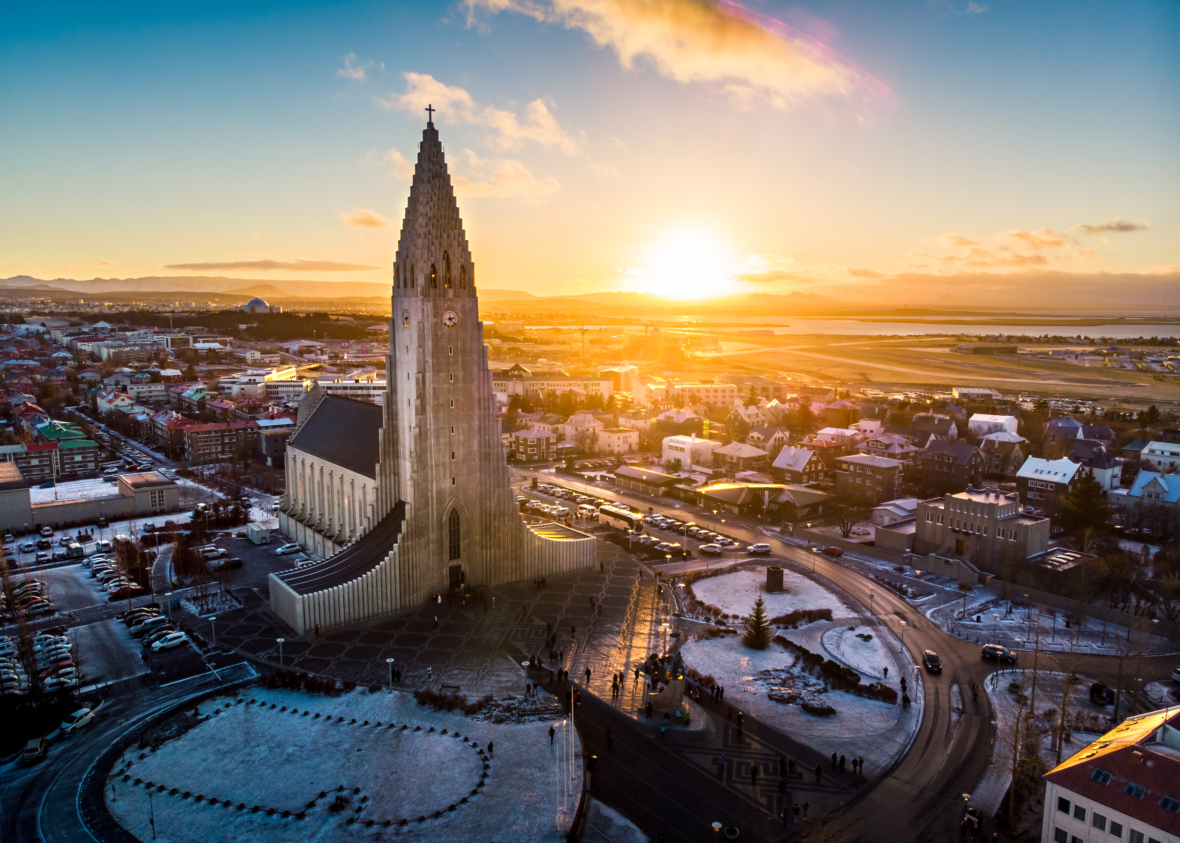 hallgrimskirkja-kirke-reykjavik-solnedgang-island