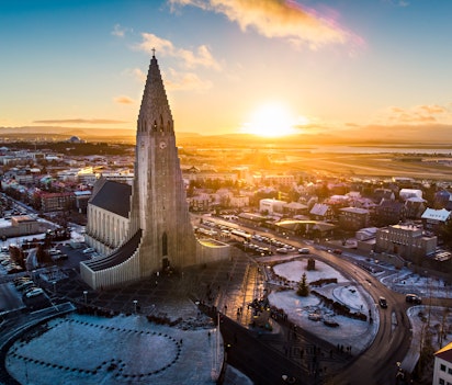 hallgrimskirkja-kirke-reykjavik-solnedgang-island
