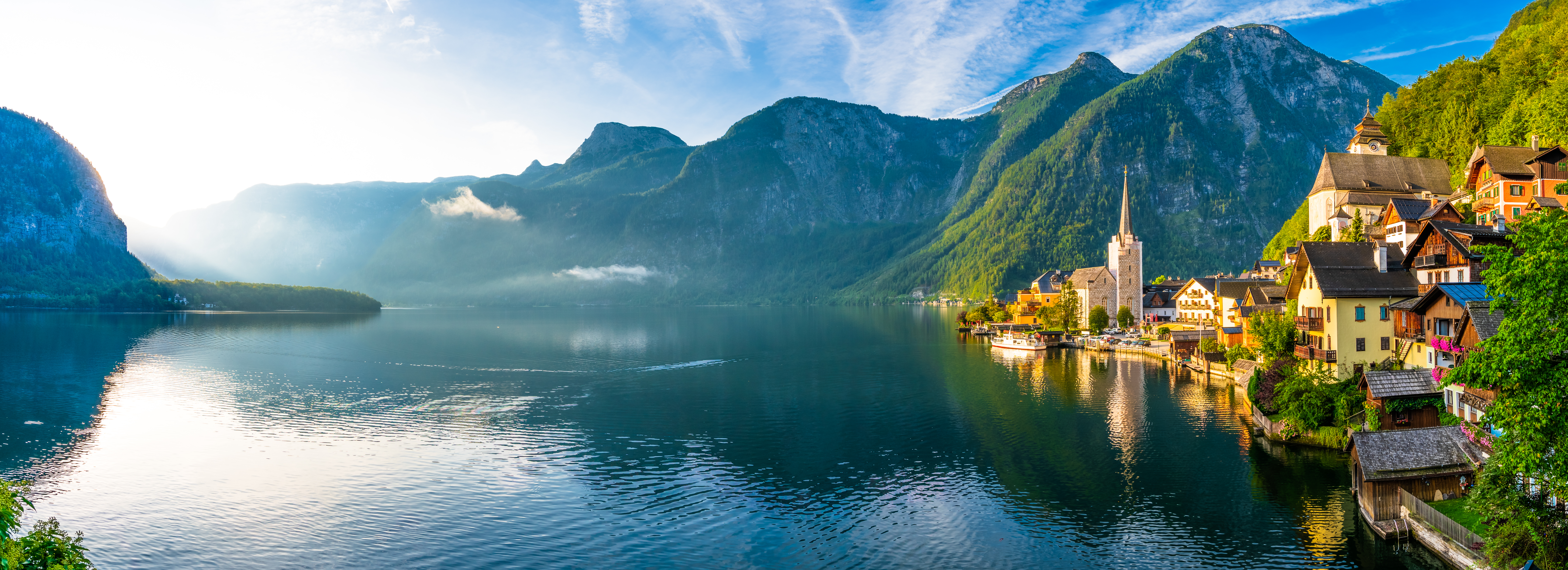Panoramaudsigt over den charmerende bjerglandsby Hallstatt ved den rolige alpesø i Østrig ved solopgang