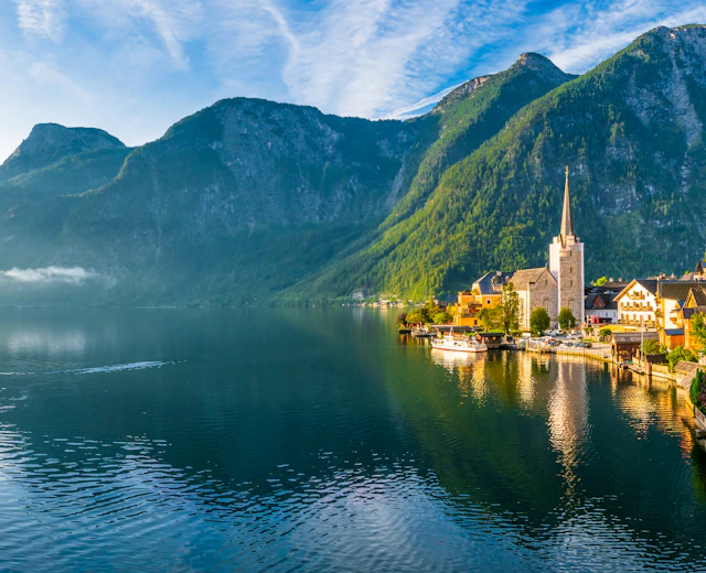 Panoramaudsigt over den charmerende bjerglandsby Hallstatt ved den rolige alpesø i Østrig ved solopgang