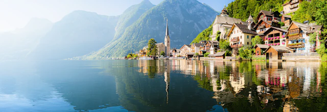 Smukke Hallstatt i Østrig med historiske bygninger og kirke ved alpesø omgivet af bjerge