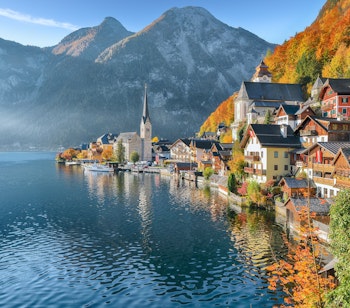 Idyllisk udsigt over Hallstatt i Østrig med farverige bygninger mellem Alperne og Hallstätter-søen, en UNESCO verdensarv i Salzkammergut-regionen