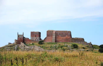 Hammershus borgruiner på klippegrund på Bornholm med middelalderlige stenmure og tårne