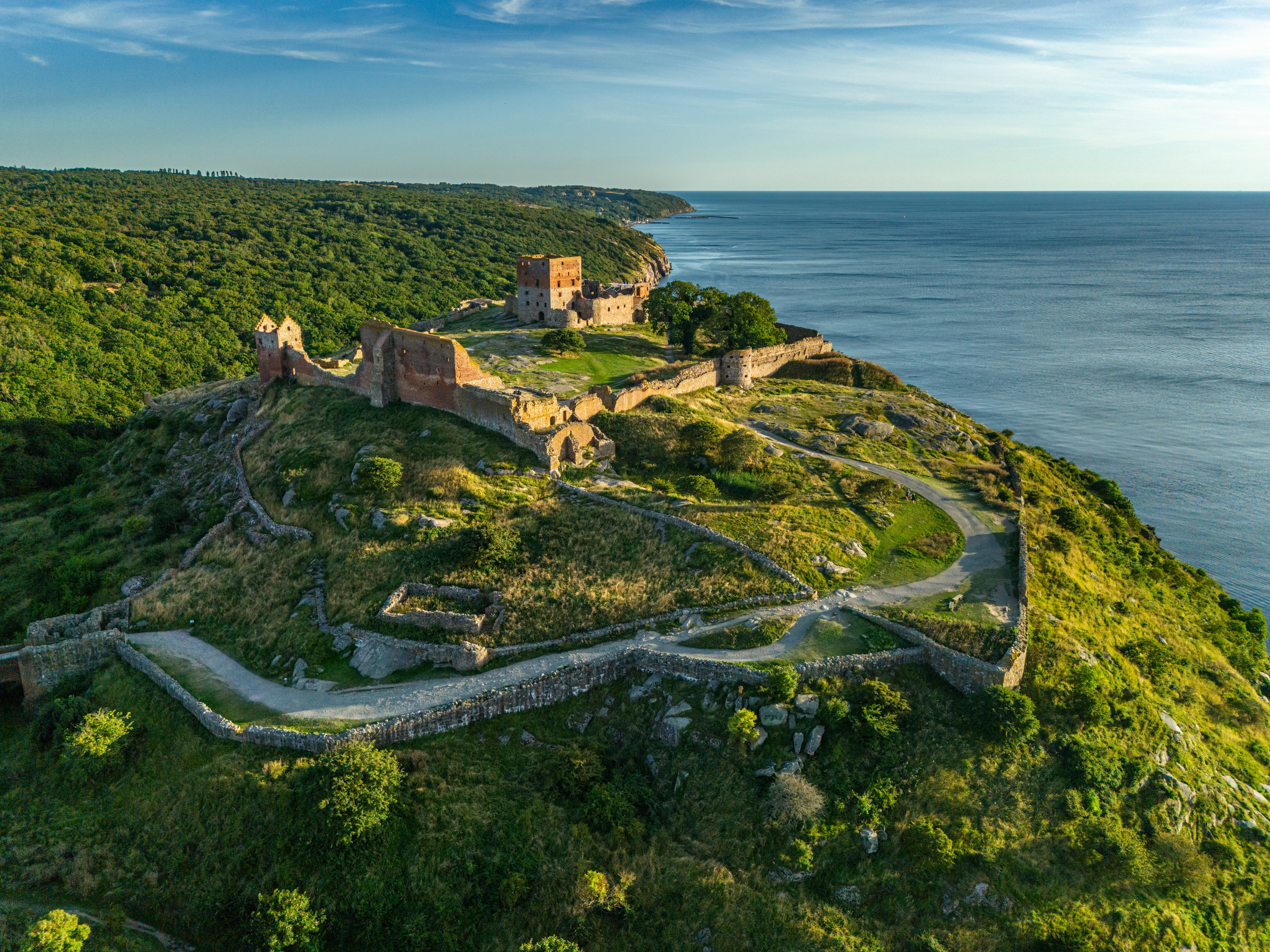 Luftfoto af Hammershus borgruiner på klippeskrænt ved Østersøen på Bornholm