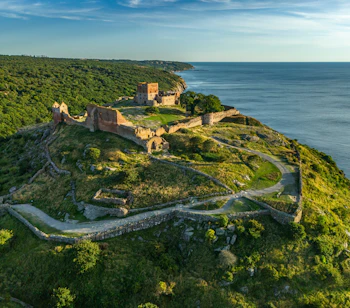 Luftfoto af Hammershus borgruiner på klippeskrænt ved Østersøen på Bornholm