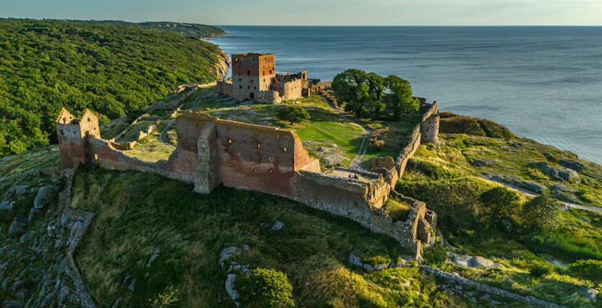 Luftfoto af Hammershus slotsruin på Bornholm med grønne klippekyster og Østersøen i baggrunden