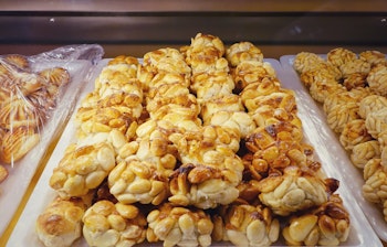 Farverigt udvalg af håndlavet marcipan fra det historiske Santo Tome bageri i Toledo - en spansk kulinarisk tradition siden 1856