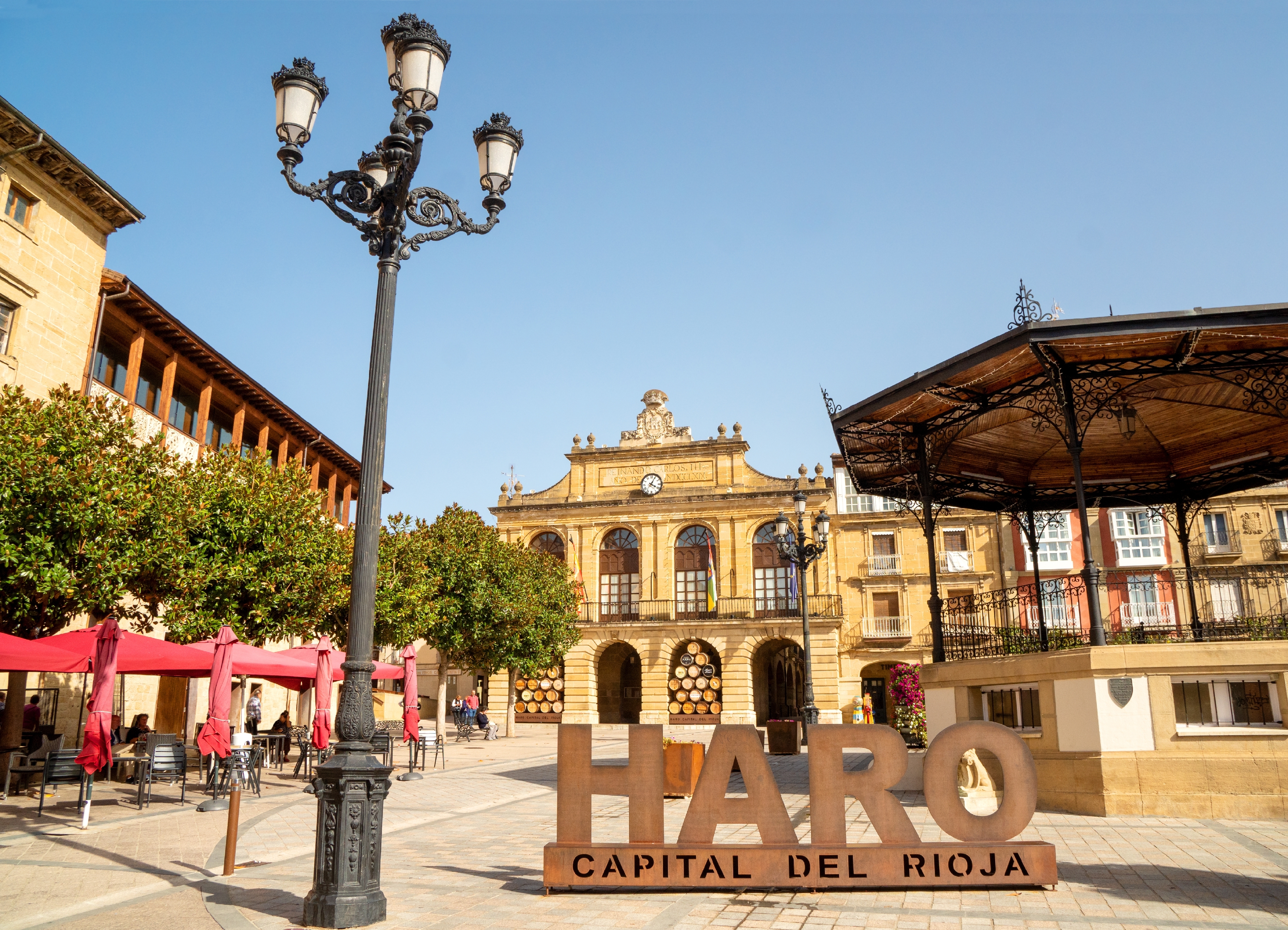 Historisk torv i Haro, hovedstad i La Rioja vinregion, Spanien med smuk arkitektur og gadelampe