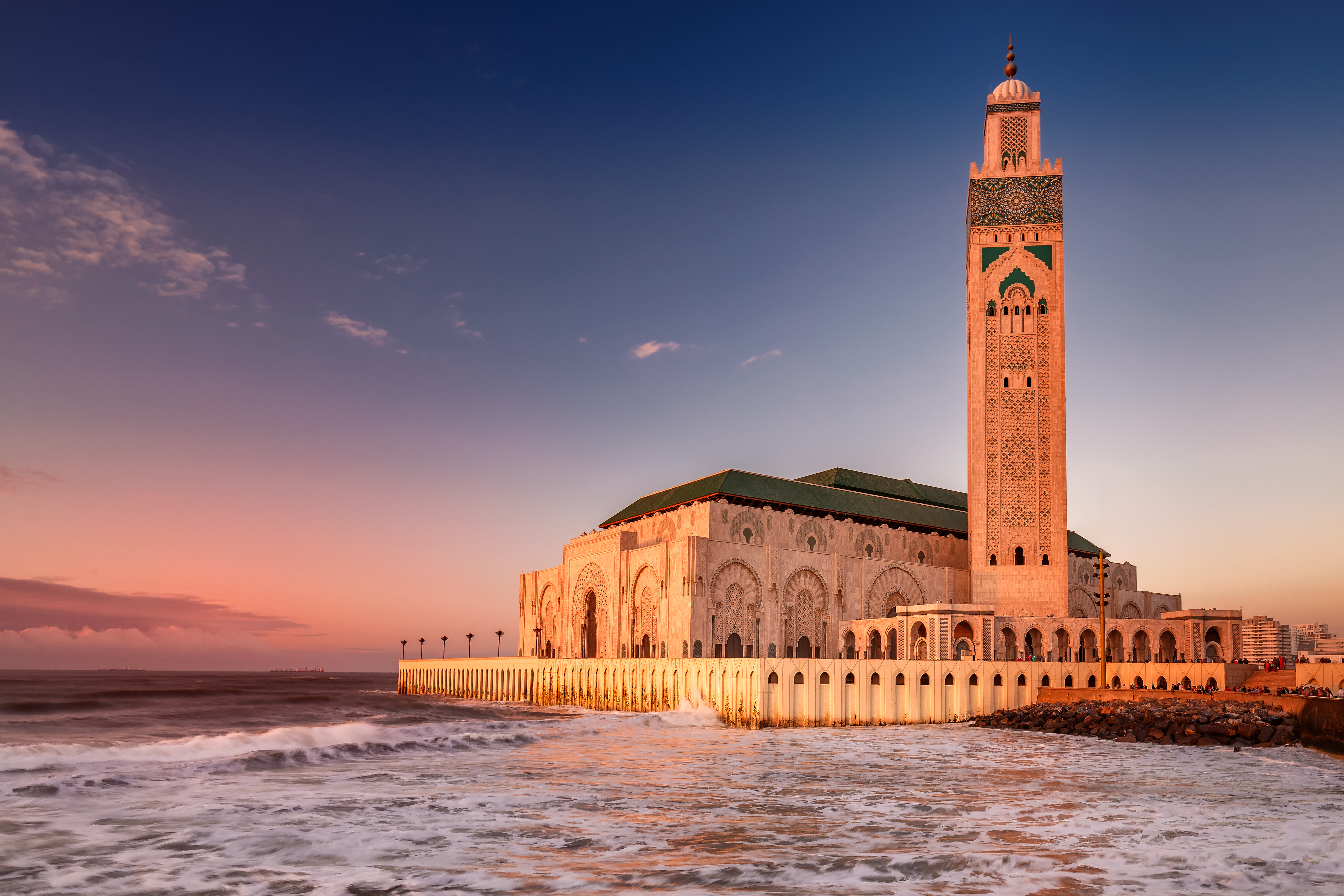 Hassan II Moskeen i Casablanca Marokko ved solnedgang med ocean og minaret