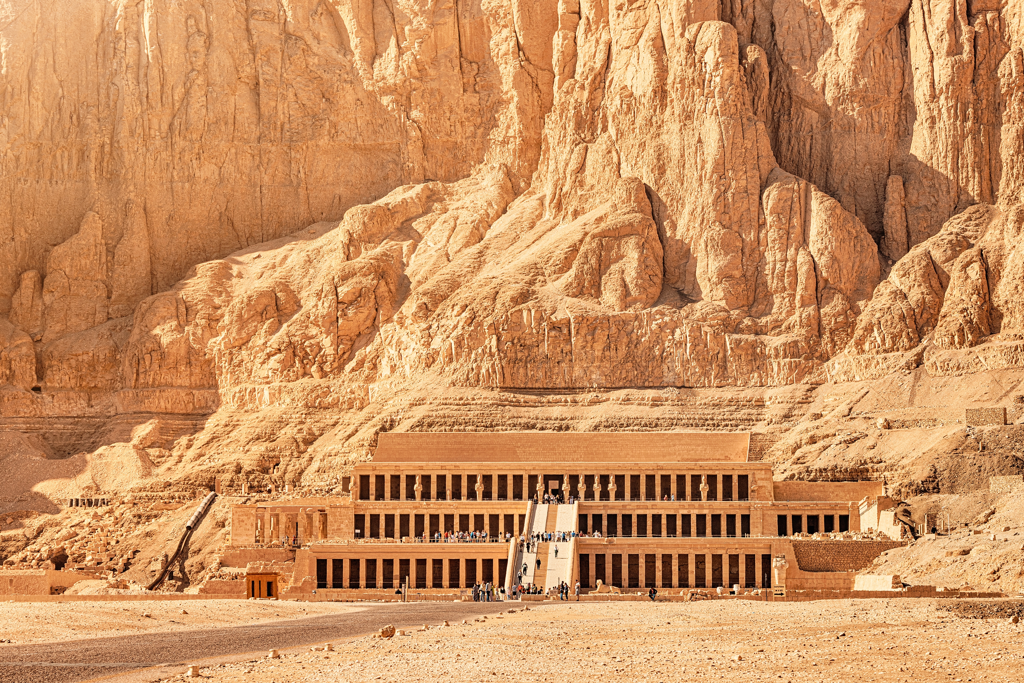 Det imponerende Hatshepsut-tempel ved Deir el-Bahari nær Luxor i Egypten, med sine karakteristiske søjlegange og terrasser hugget ind i de dramatiske kalkstensklipper