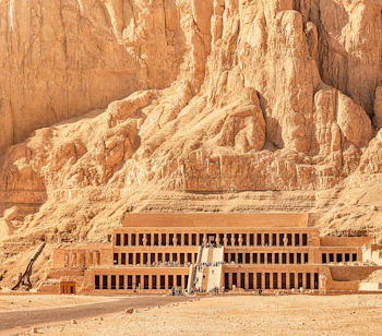 Det imponerende Hatshepsut-tempel ved Deir el-Bahari nær Luxor i Egypten, med sine karakteristiske søjlegange og terrasser hugget ind i de dramatiske kalkstensklipper